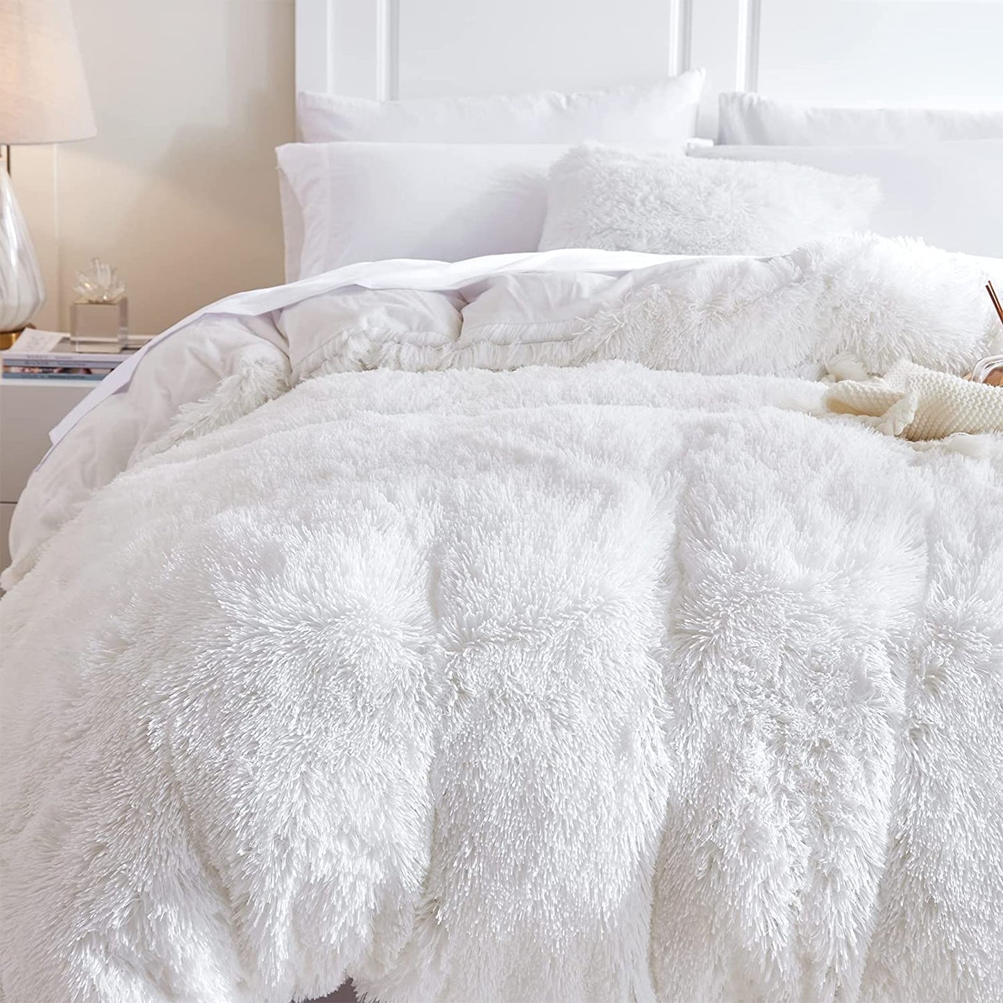 "Experience Ultimate Comfort with Our Luxurious Queen Size Faux Fur Duvet Cover - Soft, Plush Grey Comfort with a Velvet Reverse and Convenient Zipper Closure (1 Cover, Queen)"